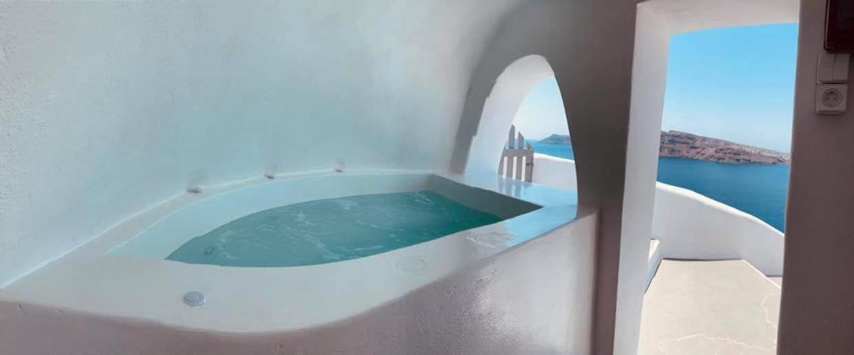 Апартаменты Lioyerma Cave With Private Outdoor Hot Tub