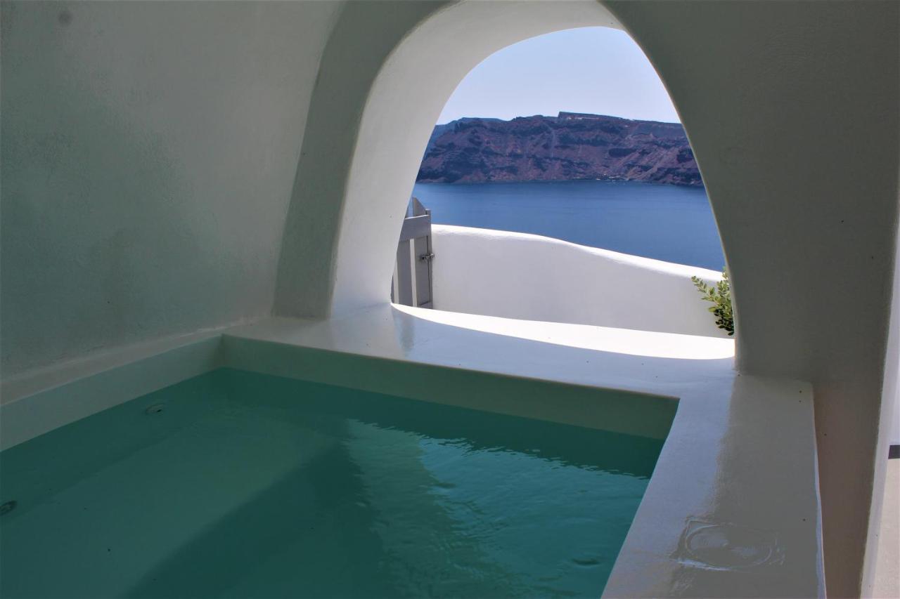 Lioyerma Cave With Private Outdoor Hot Tub Ия