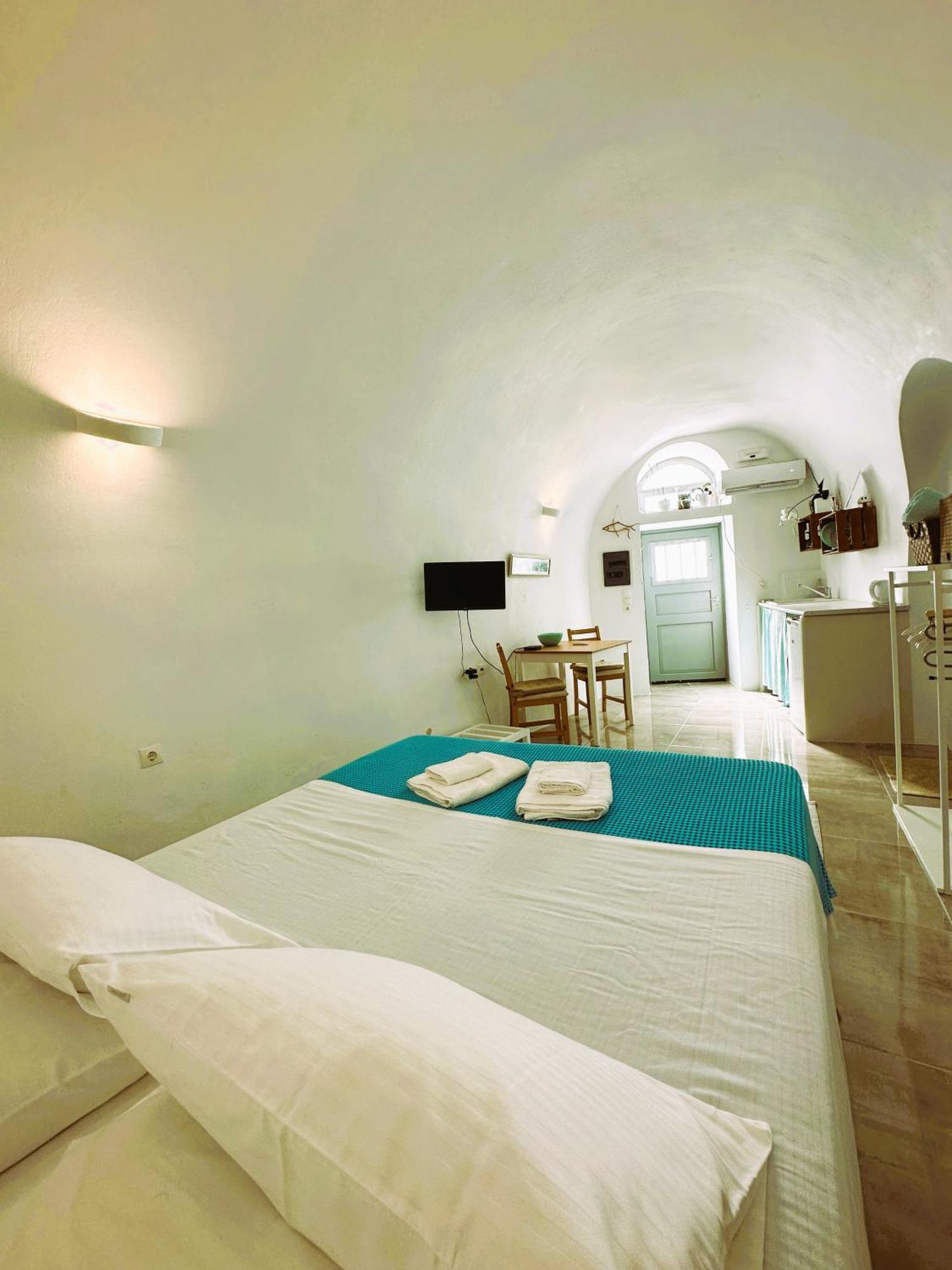 Апартаменты Lioyerma Cave With Private Outdoor Hot Tub *