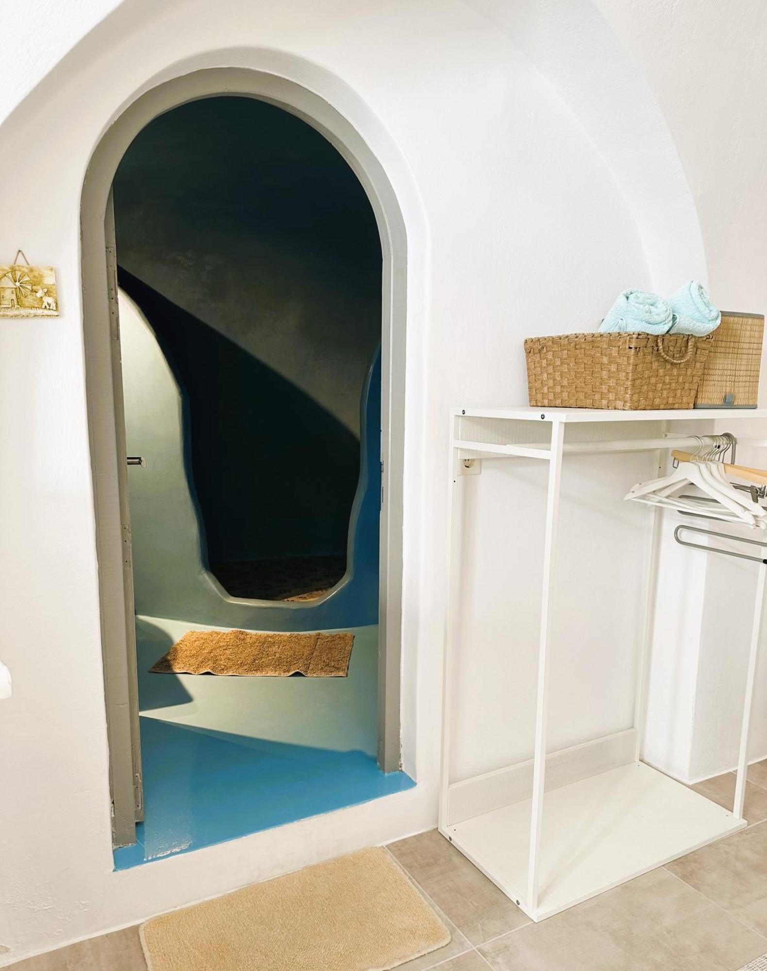 Lioyerma Cave With Private Outdoor Hot Tub Ия